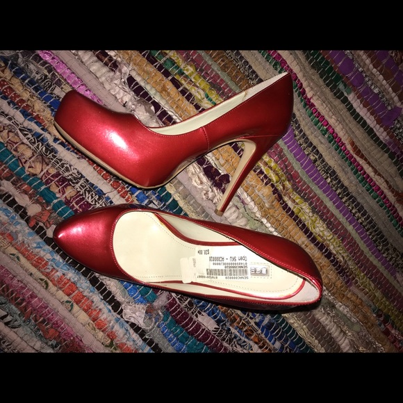 Red Heels - Picture 4 of 7